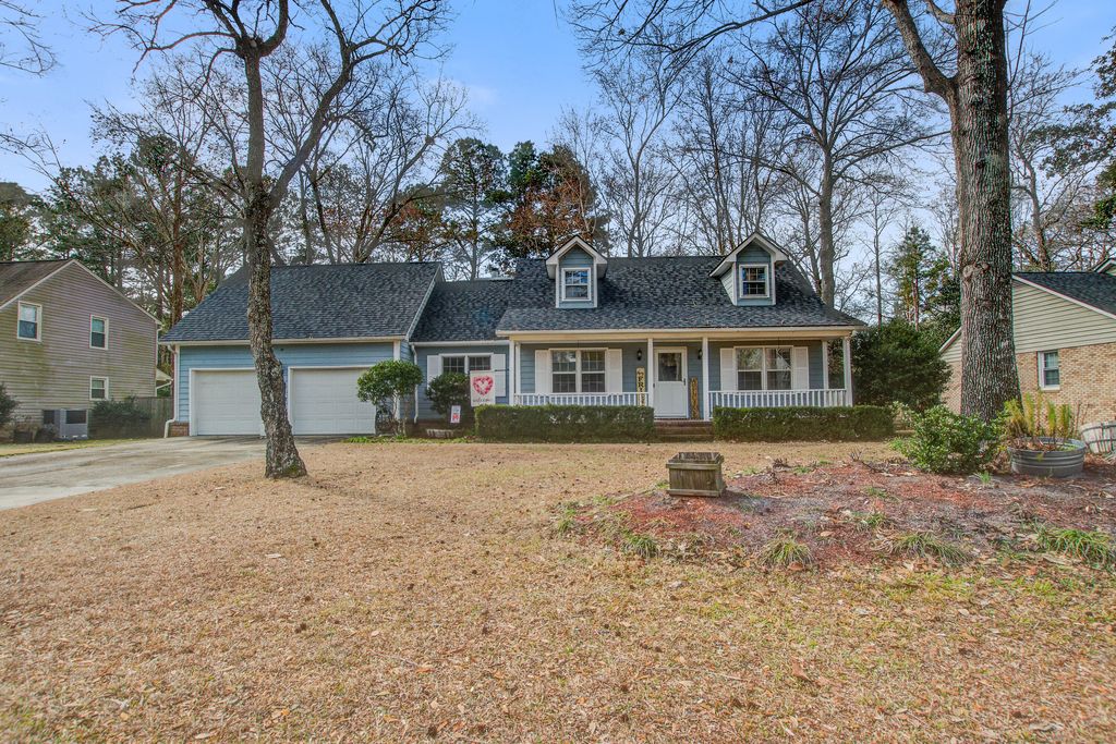 Photo of 208 Fort Street, Summerville, SC 29485 (MLS # 26003001)