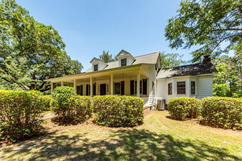 Photo of 115 E Carolina Avenue, Summerville, SC 29483 (MLS # 26016409)