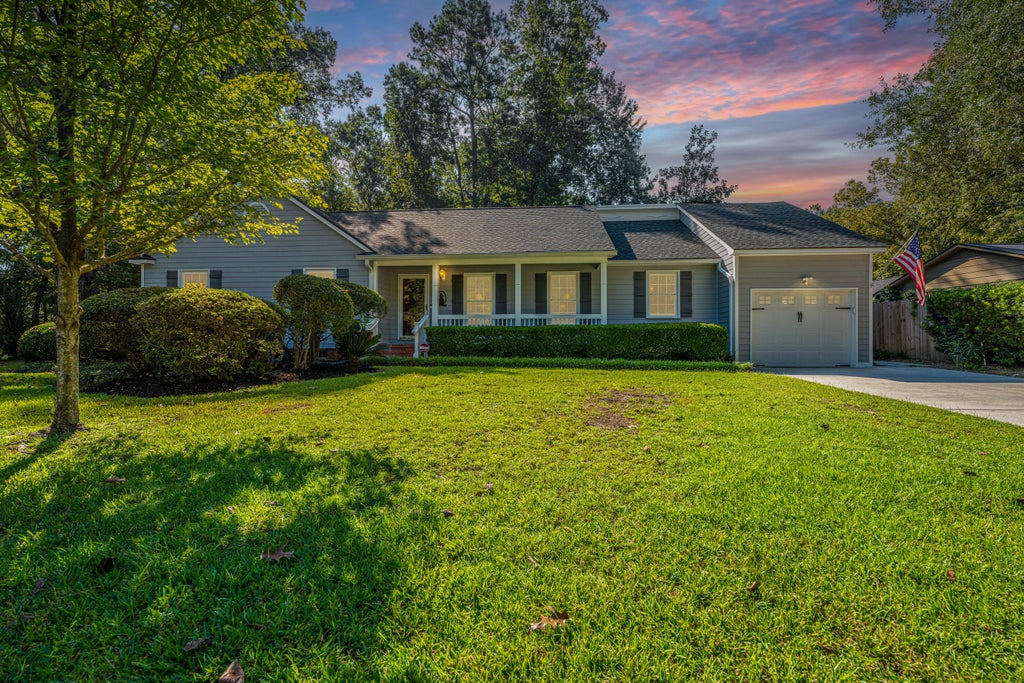 Photo of 102 Huntington Circle, Summerville, SC 29485 (MLS # 26025861)
