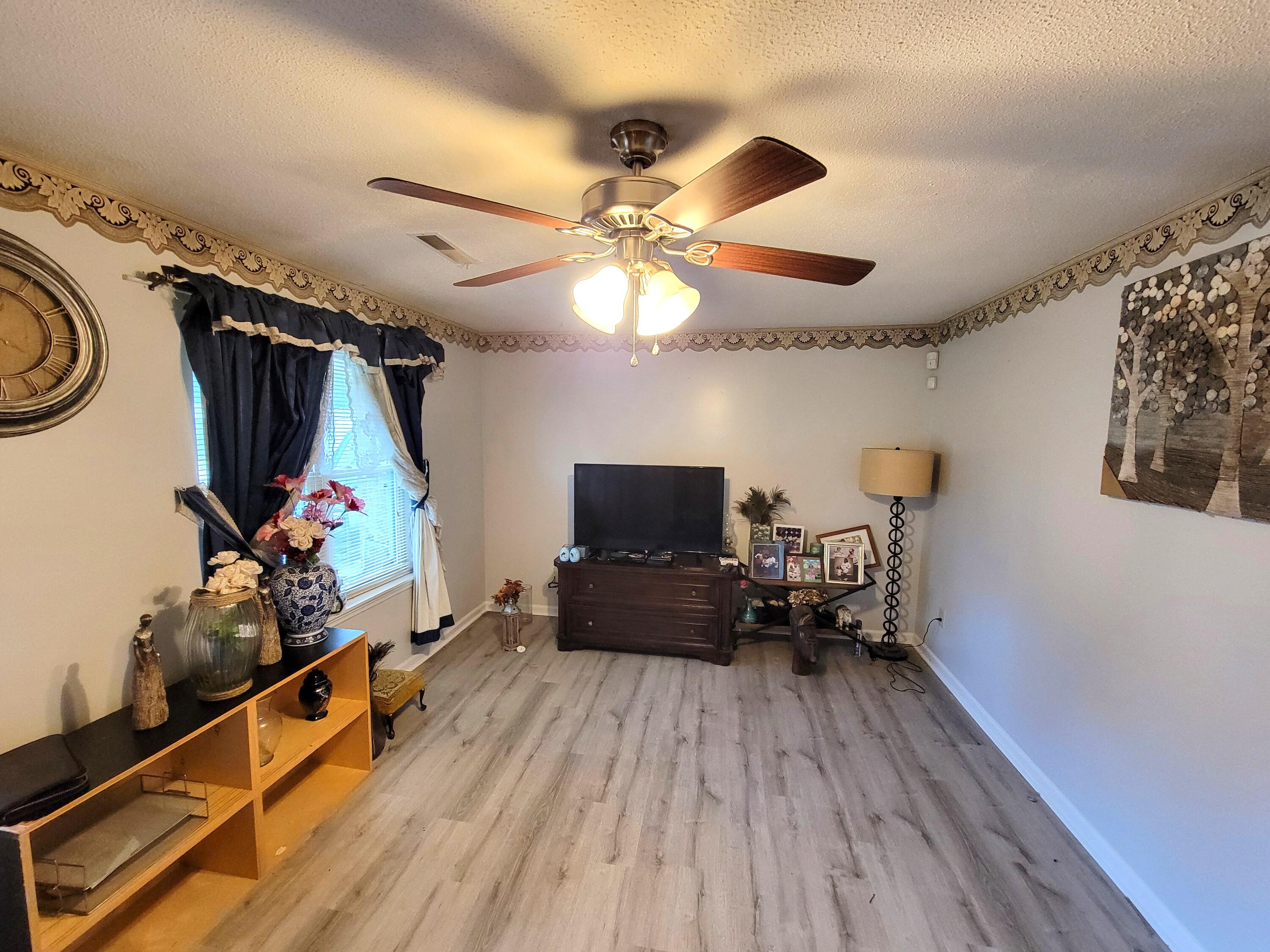 133 E Edgefield Drive