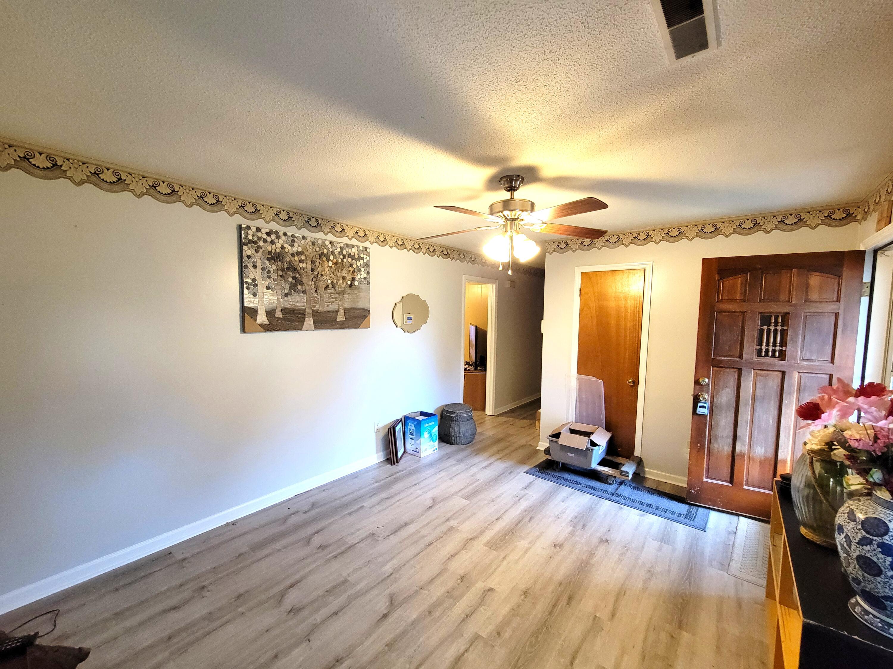 133 E Edgefield Drive