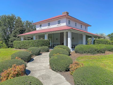 A home in Wadmalaw Island