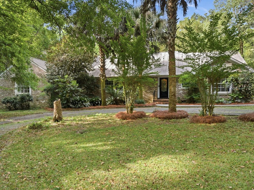 Photo of 132 Tupper Lane, Summerville, SC 29483 (MLS # 26010071)