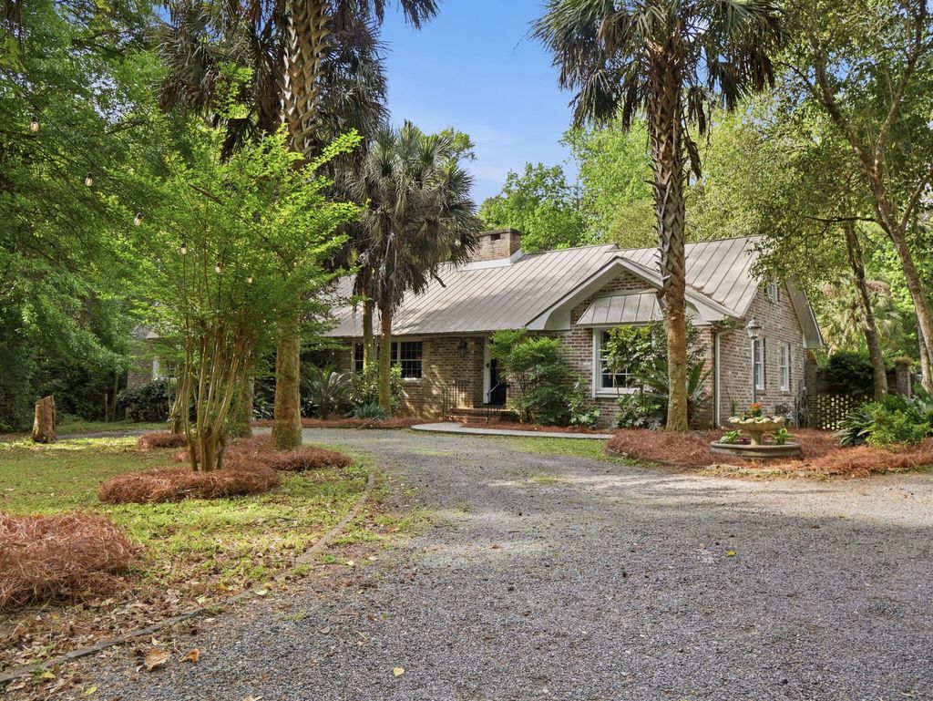 Photo of 132 Tupper Lane, Summerville, SC 29483 (MLS # 26010071)