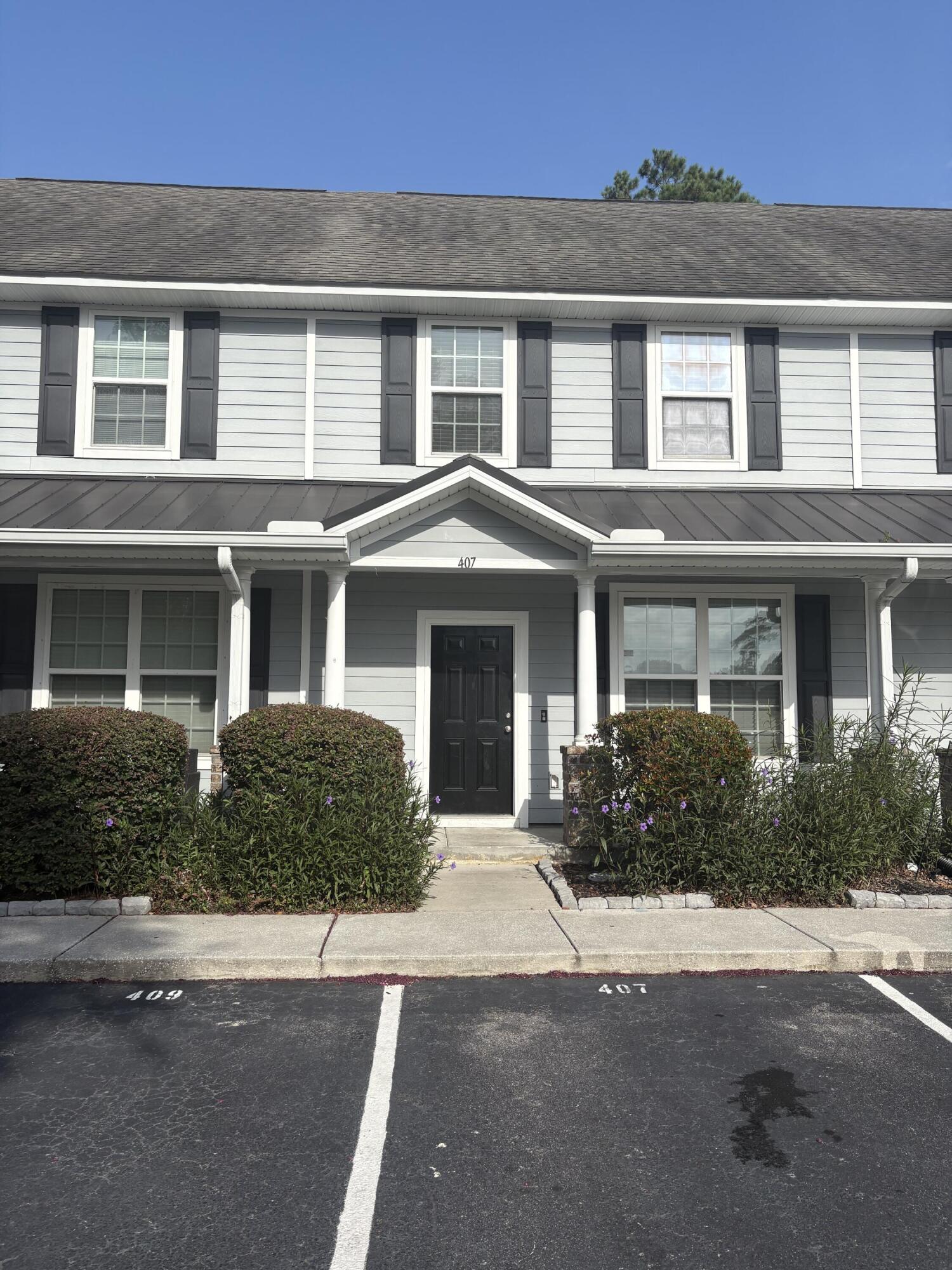 Photo 1 of 10 — 407 Hemingway Circle, Summerville, SC 29483