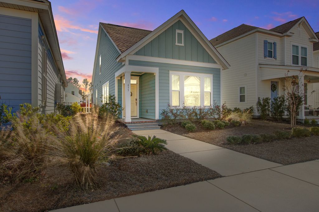 Photo of 655 Blueway Avenue, Summerville, SC 29486 (MLS # 26001960)