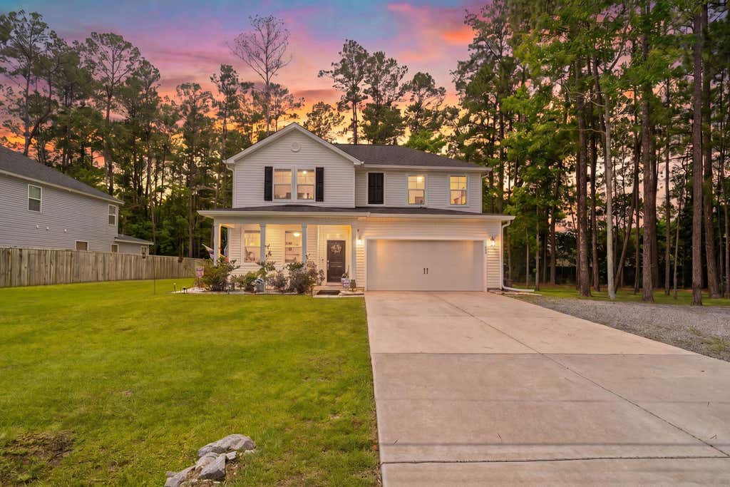 Photo of 689 W Butternut Road, Summerville, SC 29483 (MLS # 26016167)