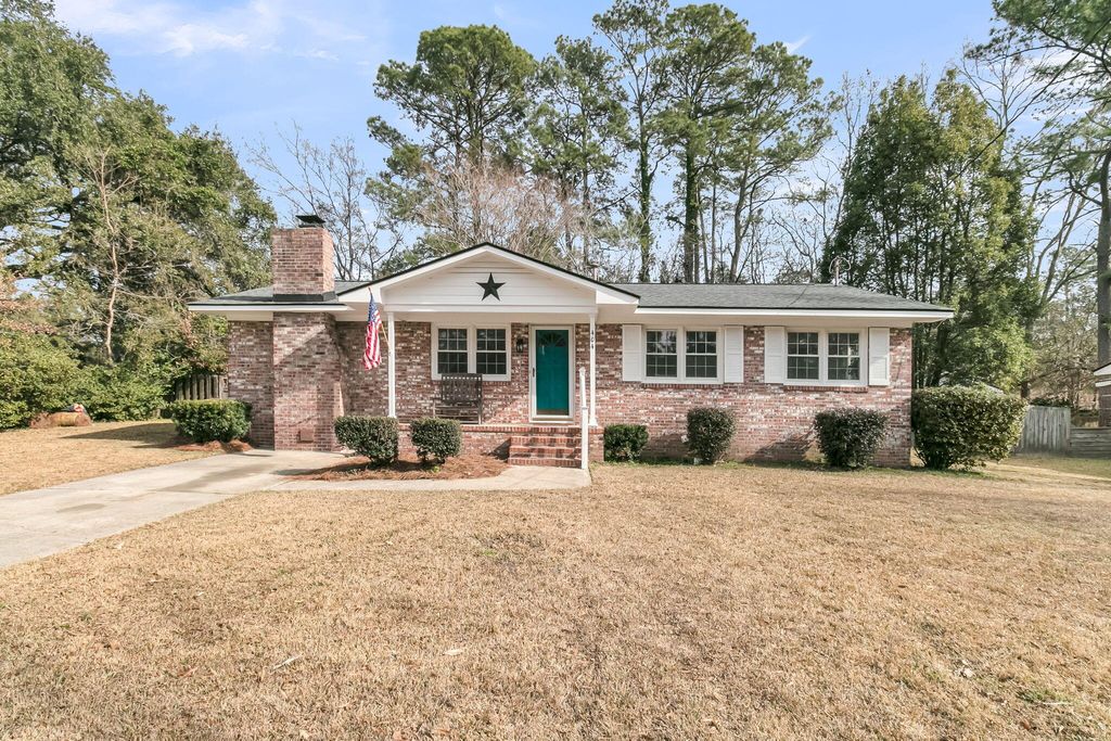 Photo of 404 Forest Circle, Summerville, SC 29483 (MLS # 26000508)
