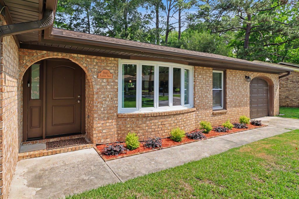 Photo of 1940 Planters Drive, Charleston, SC 29414 (MLS # 26013827)