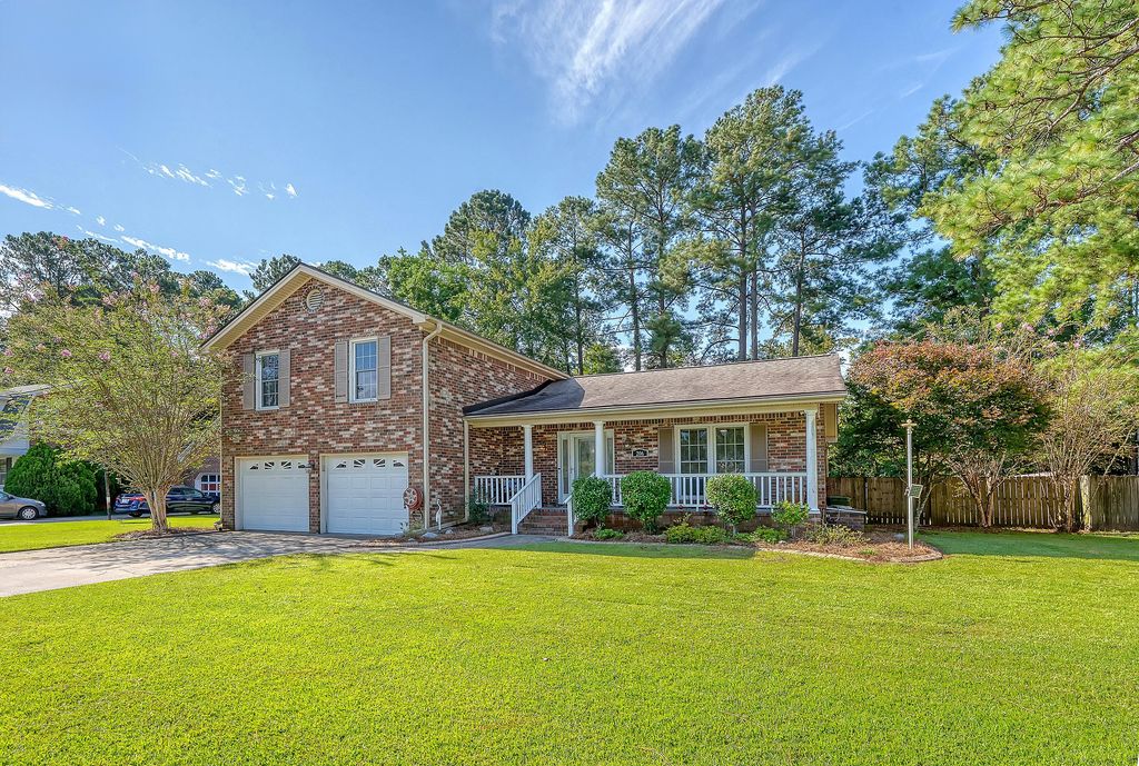 Photo of 206 Eastover Circle, Summerville, SC 29483 (MLS # 25026978)