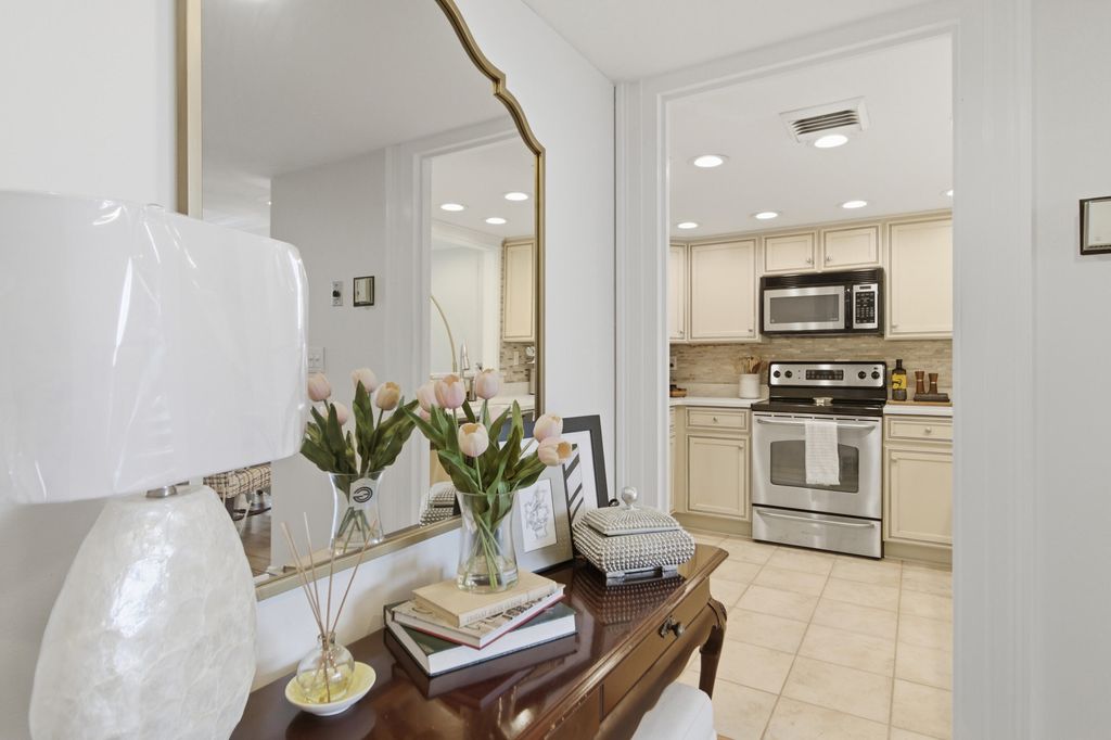 Photo of 14 Lockwood Drive #Apt 9J, Charleston, SC 29401 (MLS # 26010107)