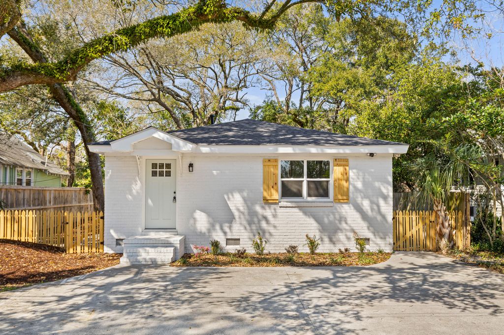 Photo of 210 Live Oak Avenue, Charleston, SC 29407 (MLS # 26006078)