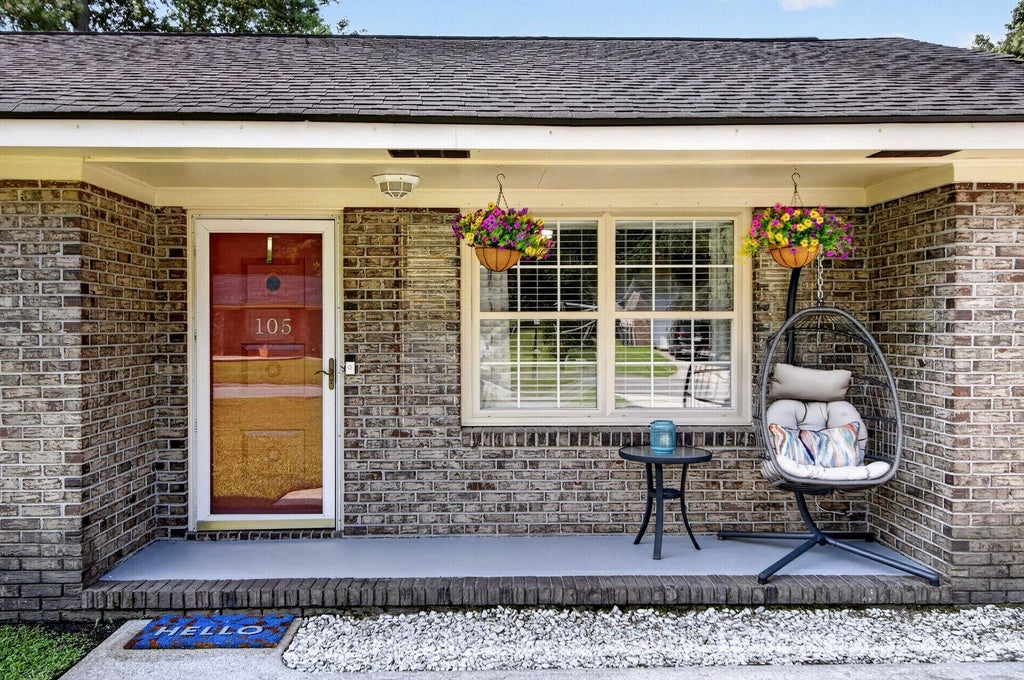 Photo of 105 Beatrice Lane, Summerville, SC 29485 (MLS # 26021879)