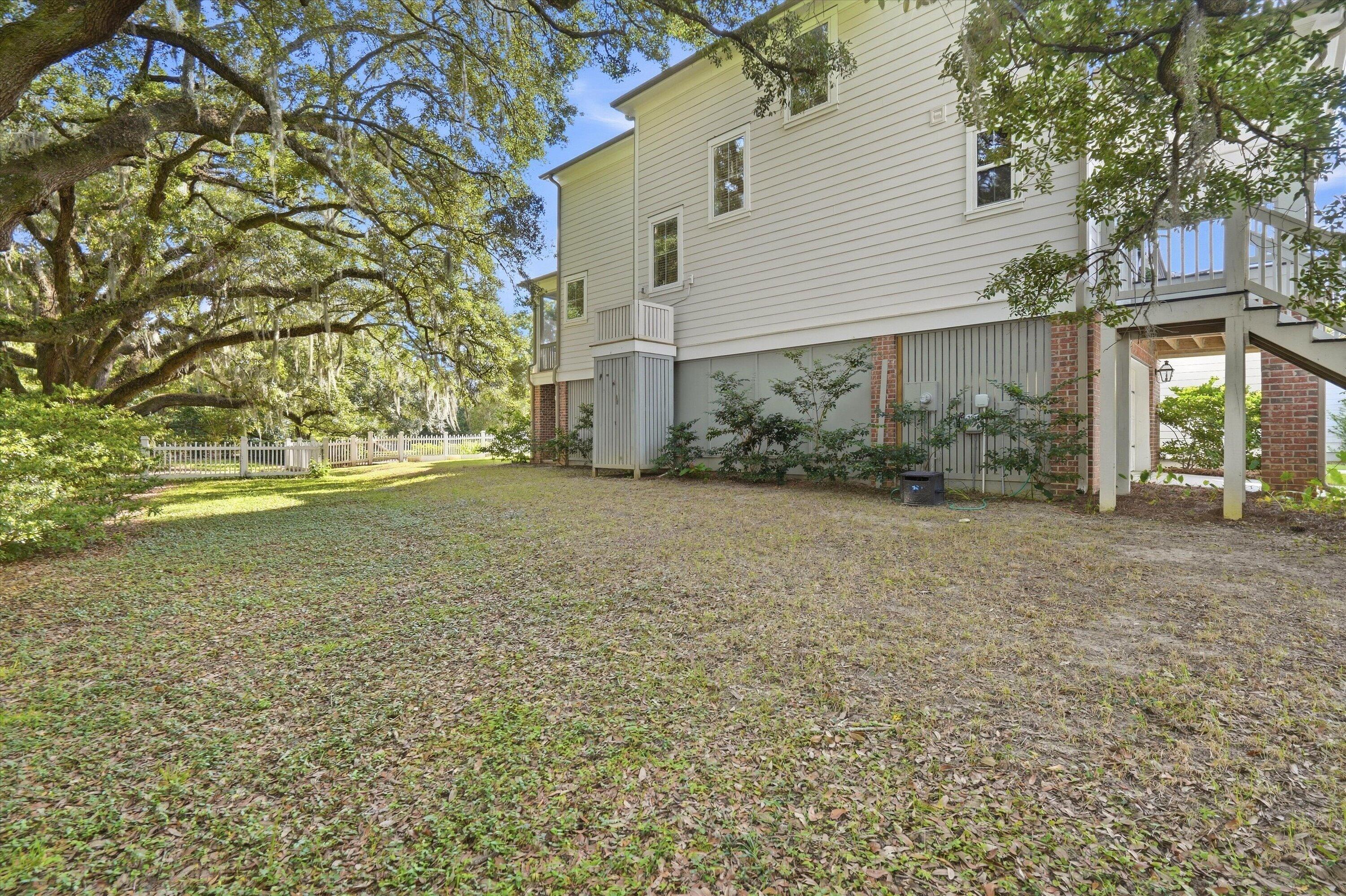 1025 Avenue Of Oaks