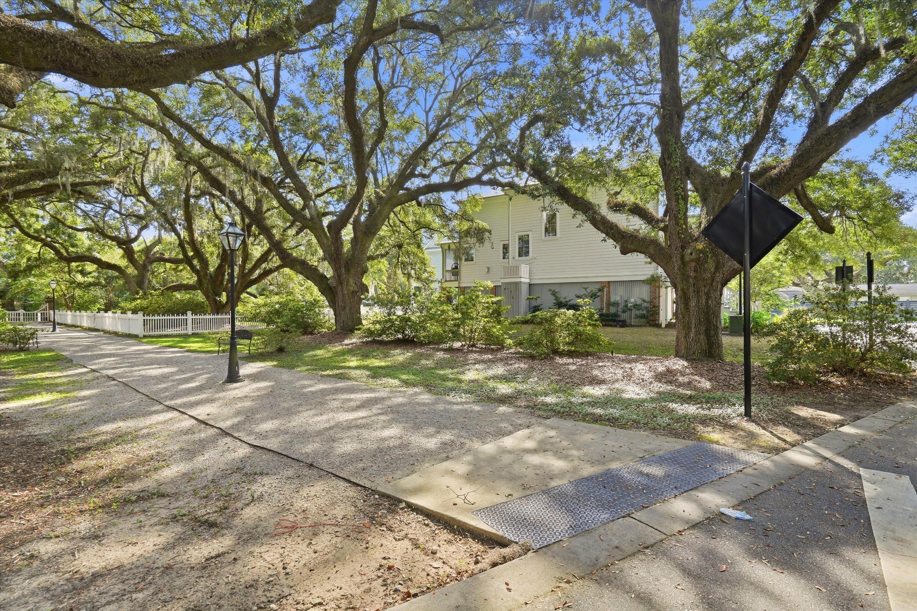 1025 Avenue Of Oaks