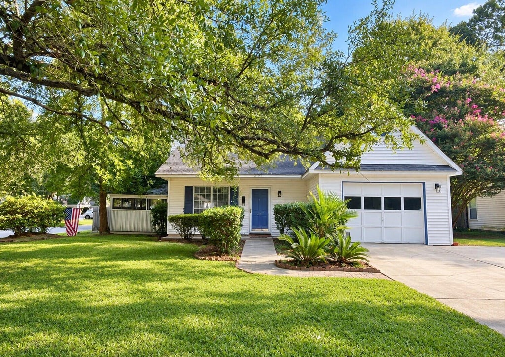Photo of 201 Regent Street, Summerville, SC 29483 (MLS # 26025282)