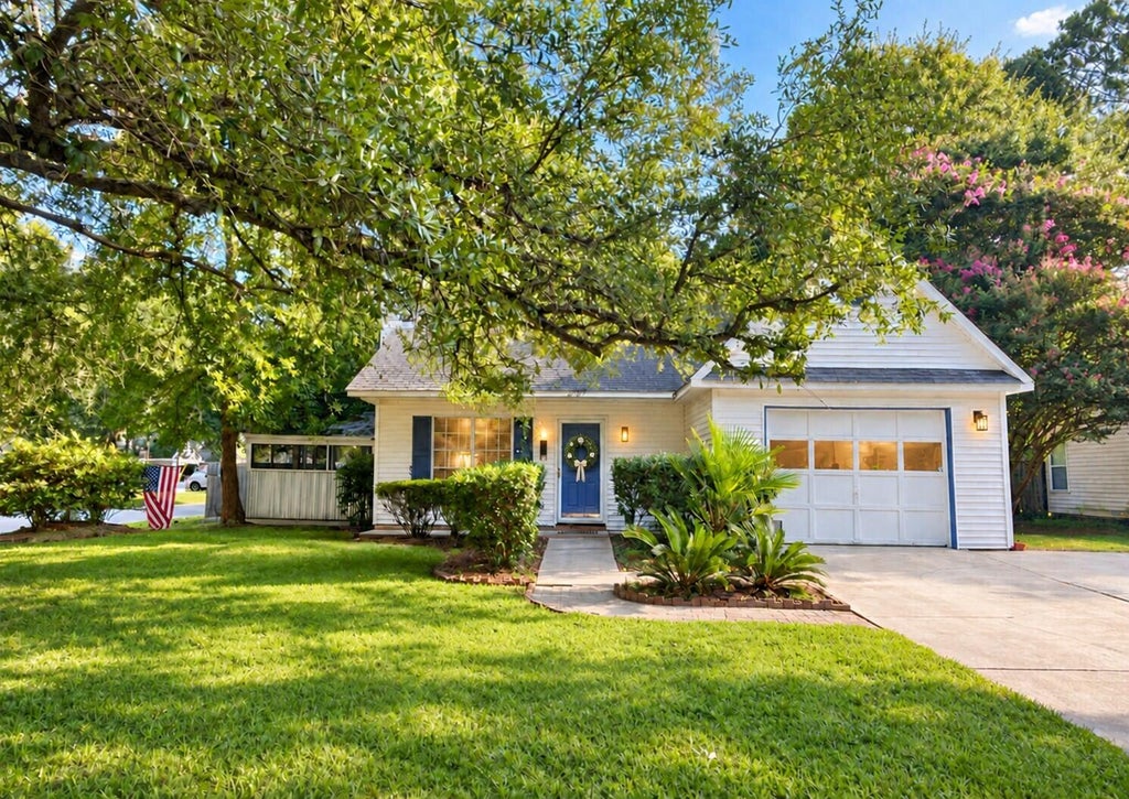 Photo of 201 Regent Street, Summerville, SC 29483 (MLS # 26025282)