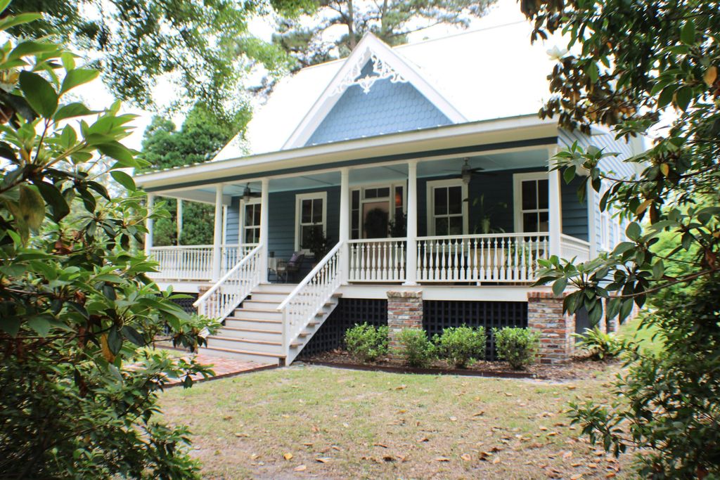 Photo of 408 S Gum Street, Summerville, SC 29483 (MLS # 26012086)