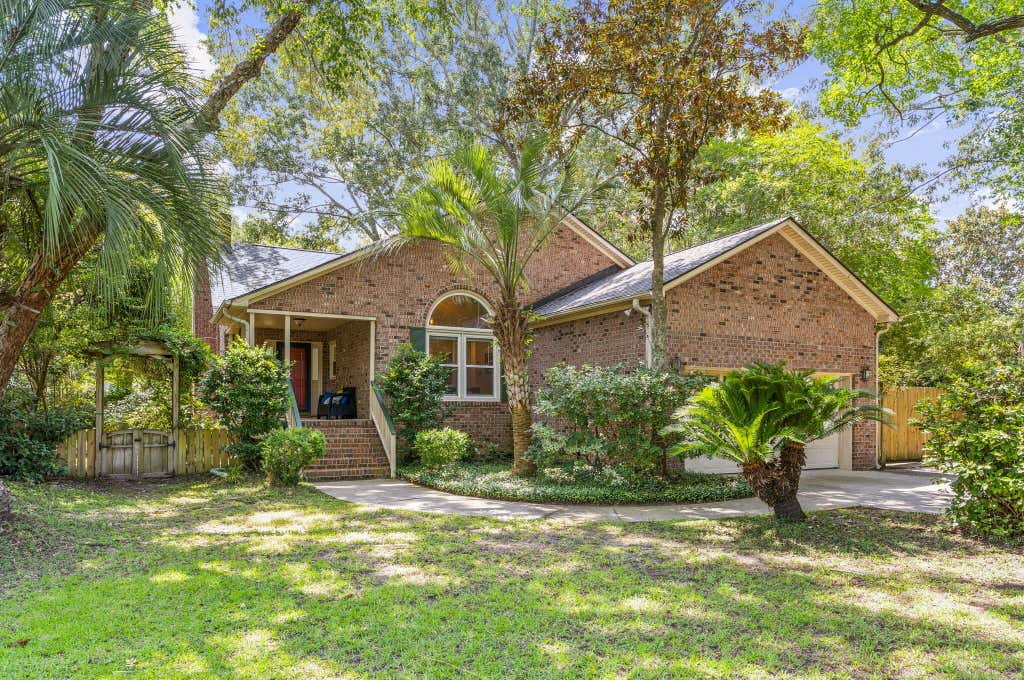 Photo of 906 Travers Drive, Charleston, SC 29412 (MLS # 26023275)