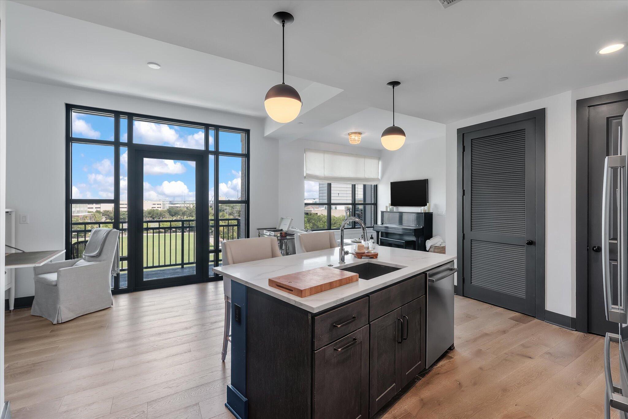 5 Gadsdenboro Street 501