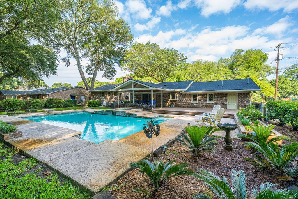 Photo of 1870 Rugby Lane, Charleston, SC 29407 (MLS # 26014781)