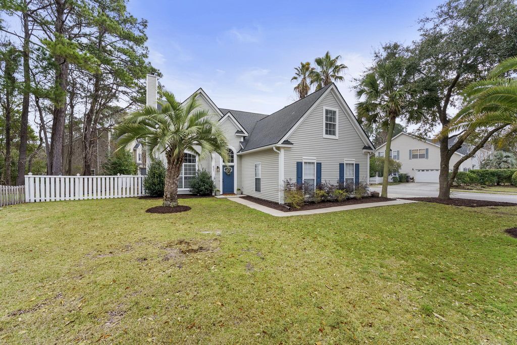 Photo of 621 Antebellum Lane, Mount Pleasant, SC 29464 (MLS # 26006430)
