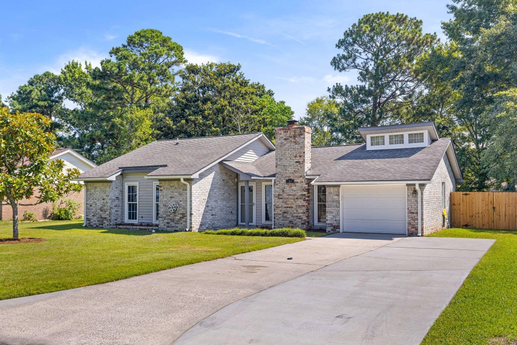 Photo of 1304 Hampton Drive, Summerville, SC 29486 (MLS # 26019817)