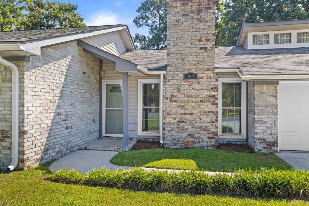 Photo of 1304 Hampton Drive, Summerville, SC 29486 (MLS # 26019817)