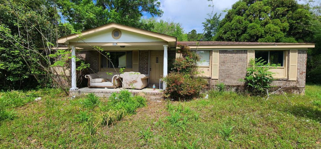 Photo of 388 Embassy Drive, Summerville, SC 29483 (MLS # 26010388)