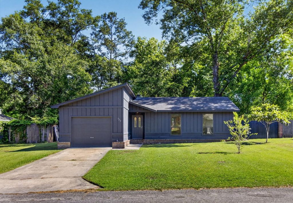 Photo of 222 Braly Drive, Summerville, SC 29485 (MLS # 26014587)