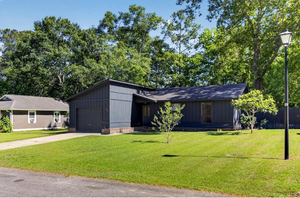 Photo of 222 Braly Drive, Summerville, SC 29485 (MLS # 26014587)