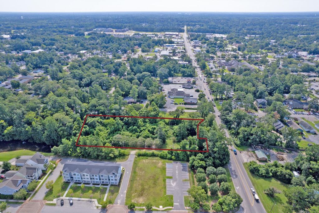 Photo of 325 W 5th N Street, Summerville, SC 29483 (MLS # 25024400)