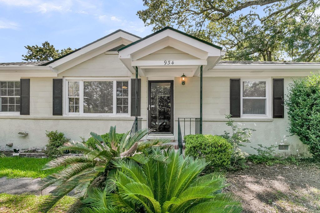 Photo of 934 Yorktown Drive, Charleston, SC 29412 (MLS # 26020114)
