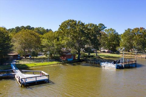 A home in Summerton