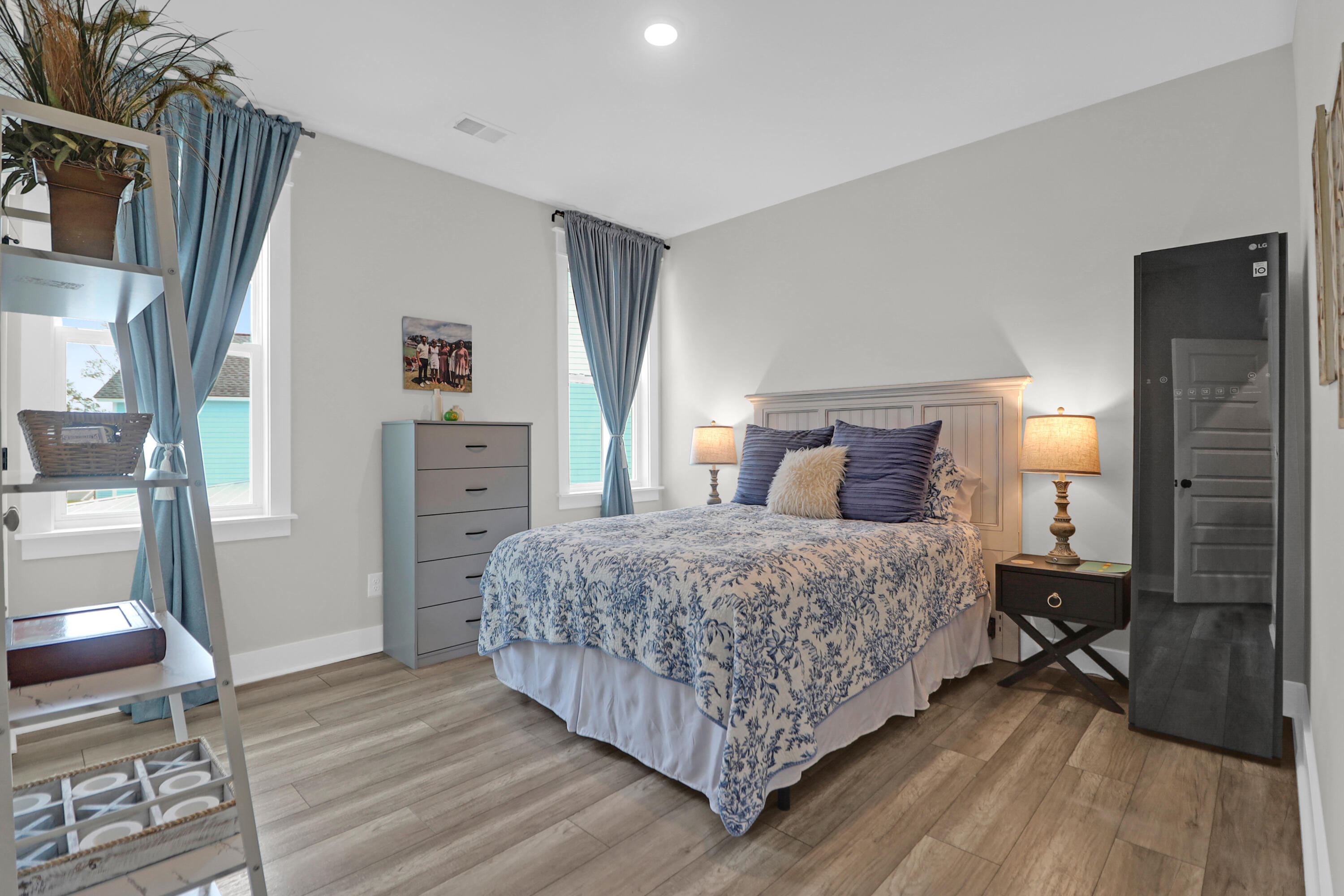 Mount Pleasant, South Carolina 29466, United States, 5 Bedrooms Bedrooms, ,5 BathroomsBathrooms,Residential,Contingent,126183