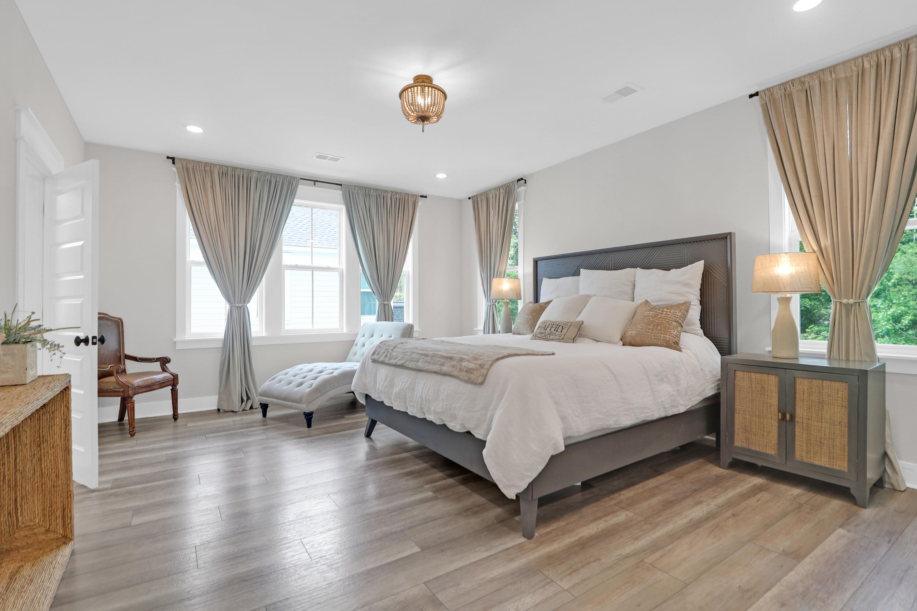 Mount Pleasant, South Carolina 29466, United States, 5 Bedrooms Bedrooms, ,5 BathroomsBathrooms,Residential,Contingent,126183