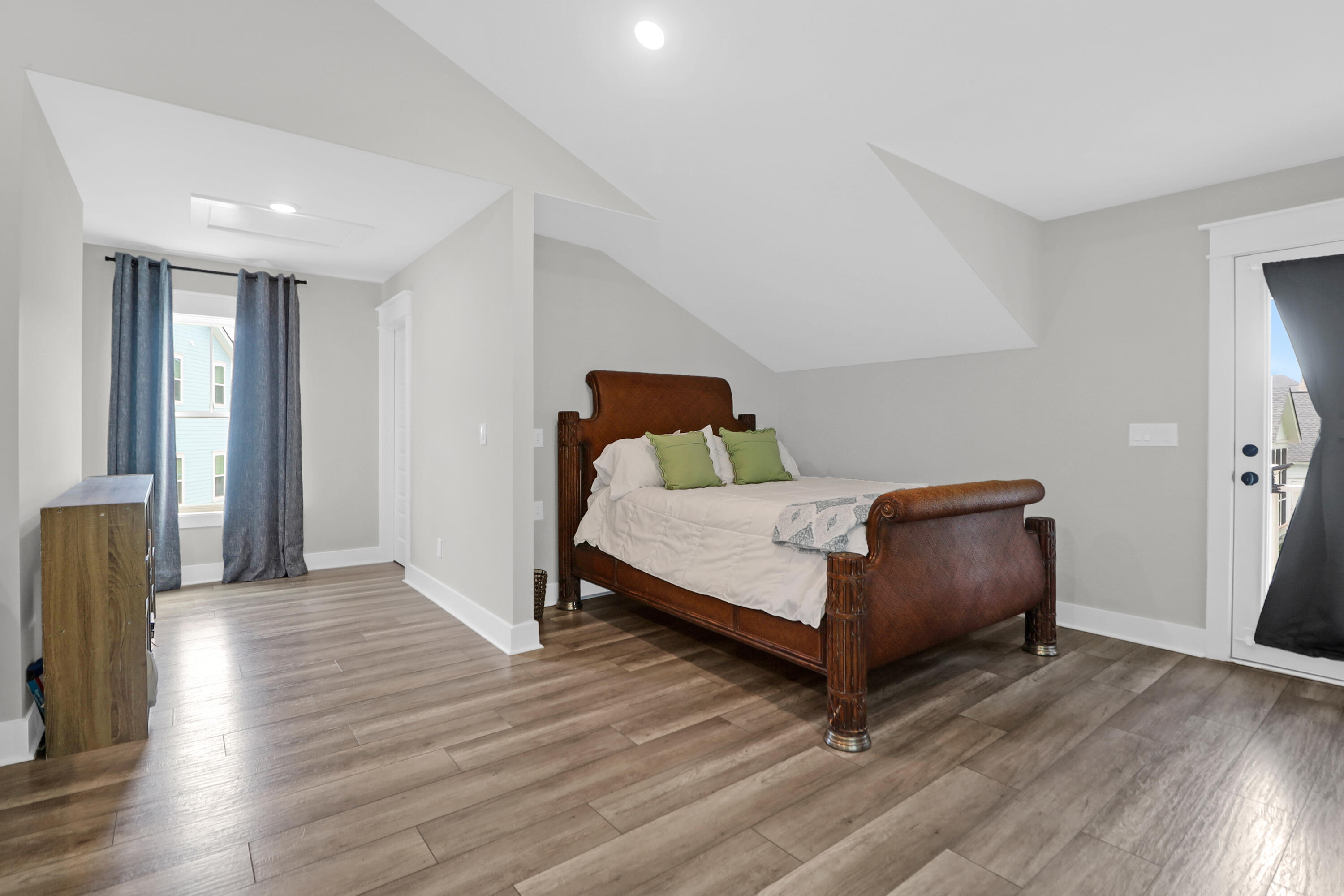 Mount Pleasant, South Carolina 29466, United States, 5 Bedrooms Bedrooms, ,5 BathroomsBathrooms,Residential,Contingent,126183