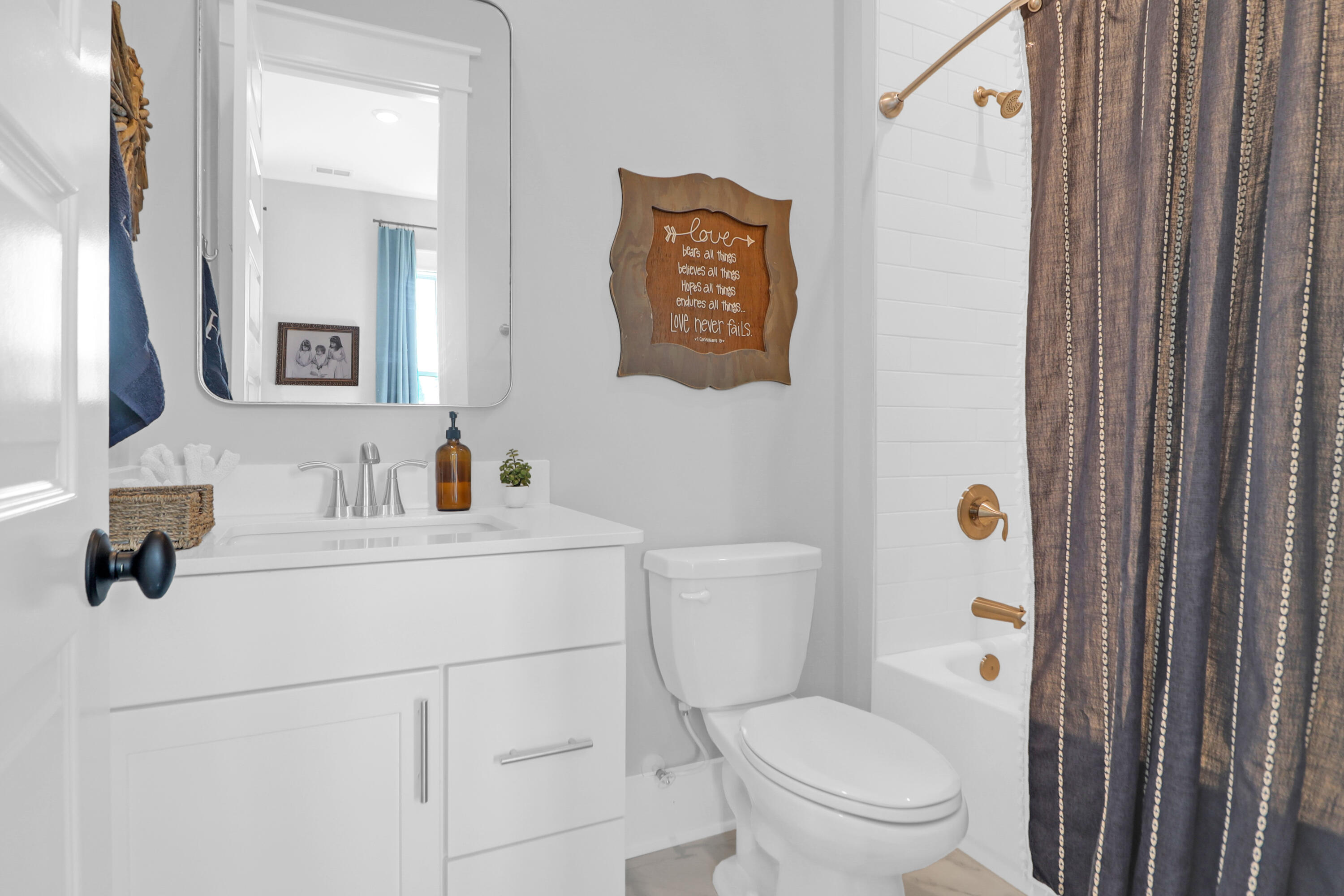 Mount Pleasant, South Carolina 29466, United States, 5 Bedrooms Bedrooms, ,5 BathroomsBathrooms,Residential,Contingent,126183