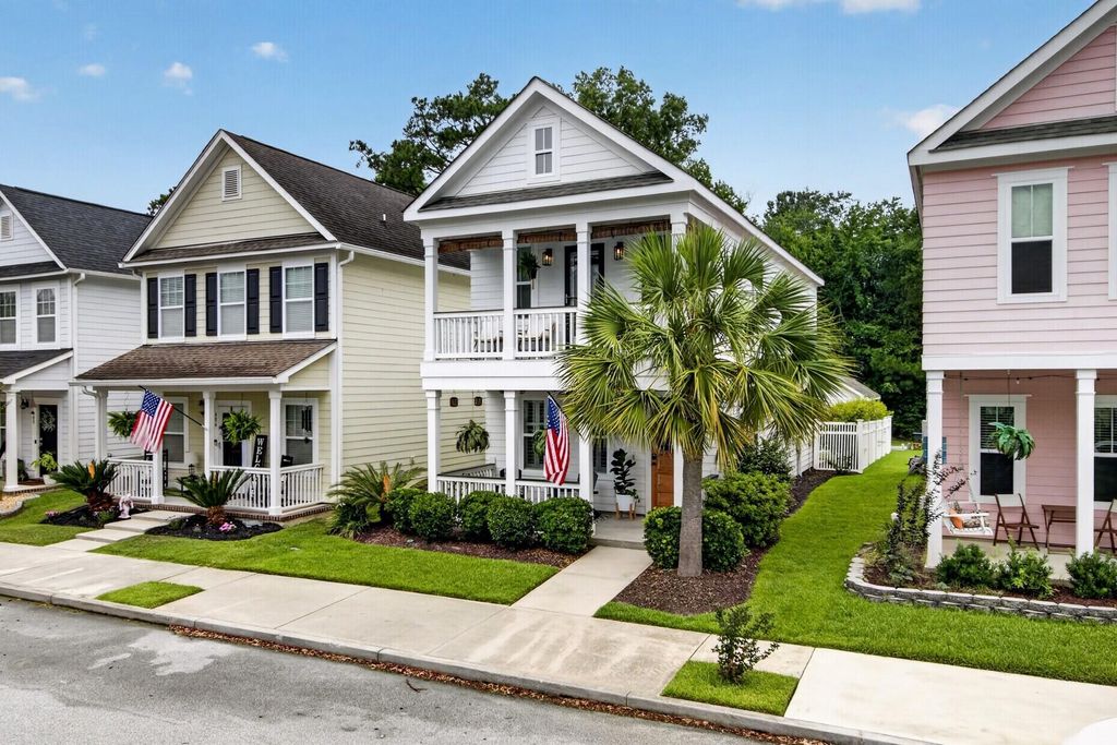 Photo of 404 Forsythia Avenue, Summerville, SC 29483 (MLS # 26016824)