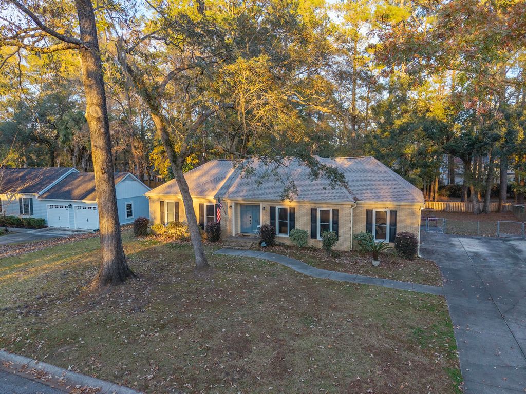 Photo of 315 Shaftesbury Lane, Summerville, SC 29485 (MLS # 25032607)