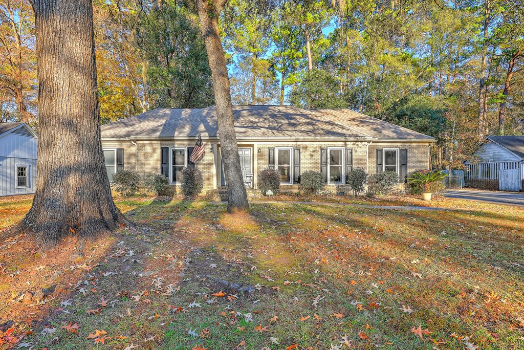 Photo of 315 Shaftesbury Lane, Summerville, SC 29485 (MLS # 25032607)