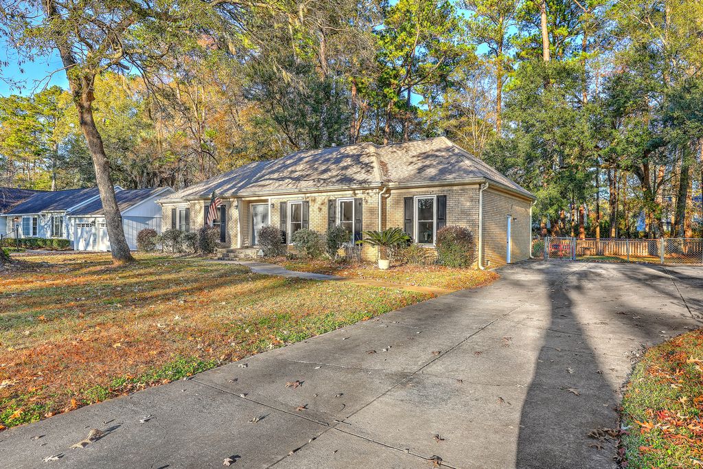Photo of 315 Shaftesbury Lane, Summerville, SC 29485 (MLS # 25032607)