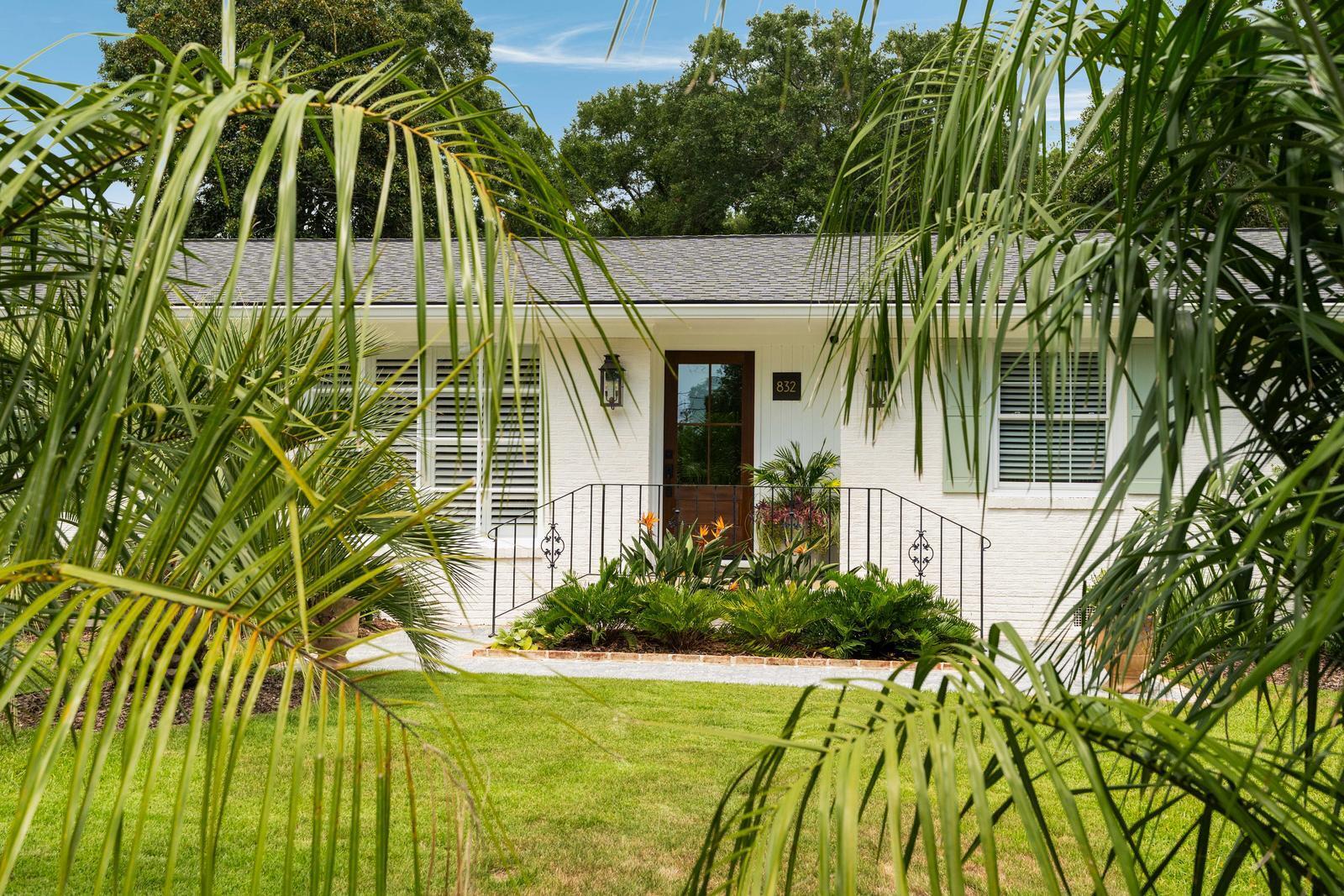 832 Robert E Lee Boulevard