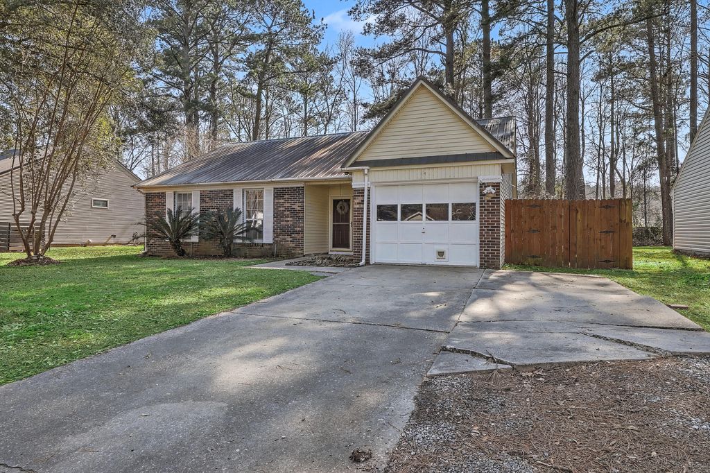 Photo of 216 Regent Street, Summerville, SC 29483 (MLS # 26005883)