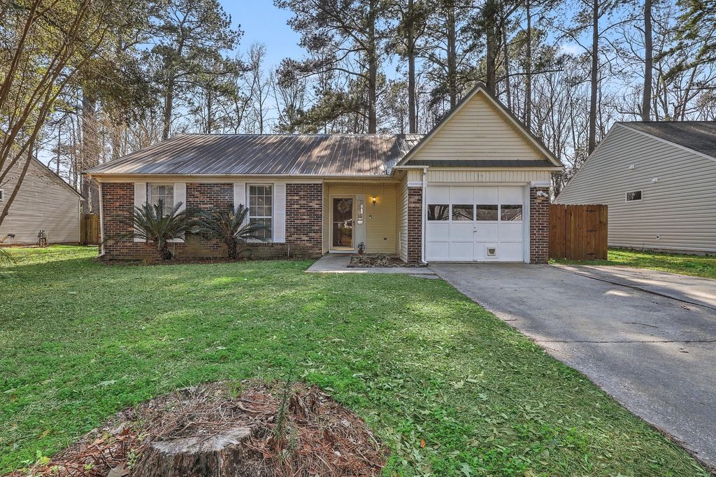 Photo of 216 Regent Street, Summerville, SC 29483 (MLS # 26005883)