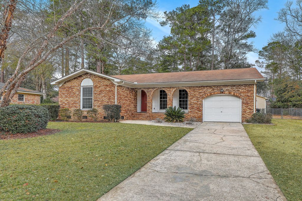 Photo of 109 Niblick Road, Summerville, SC 29483 (MLS # 26000701)