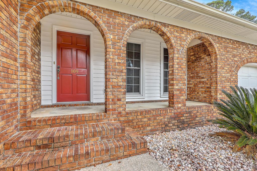 Photo of 109 Niblick Road, Summerville, SC 29483 (MLS # 26000701)