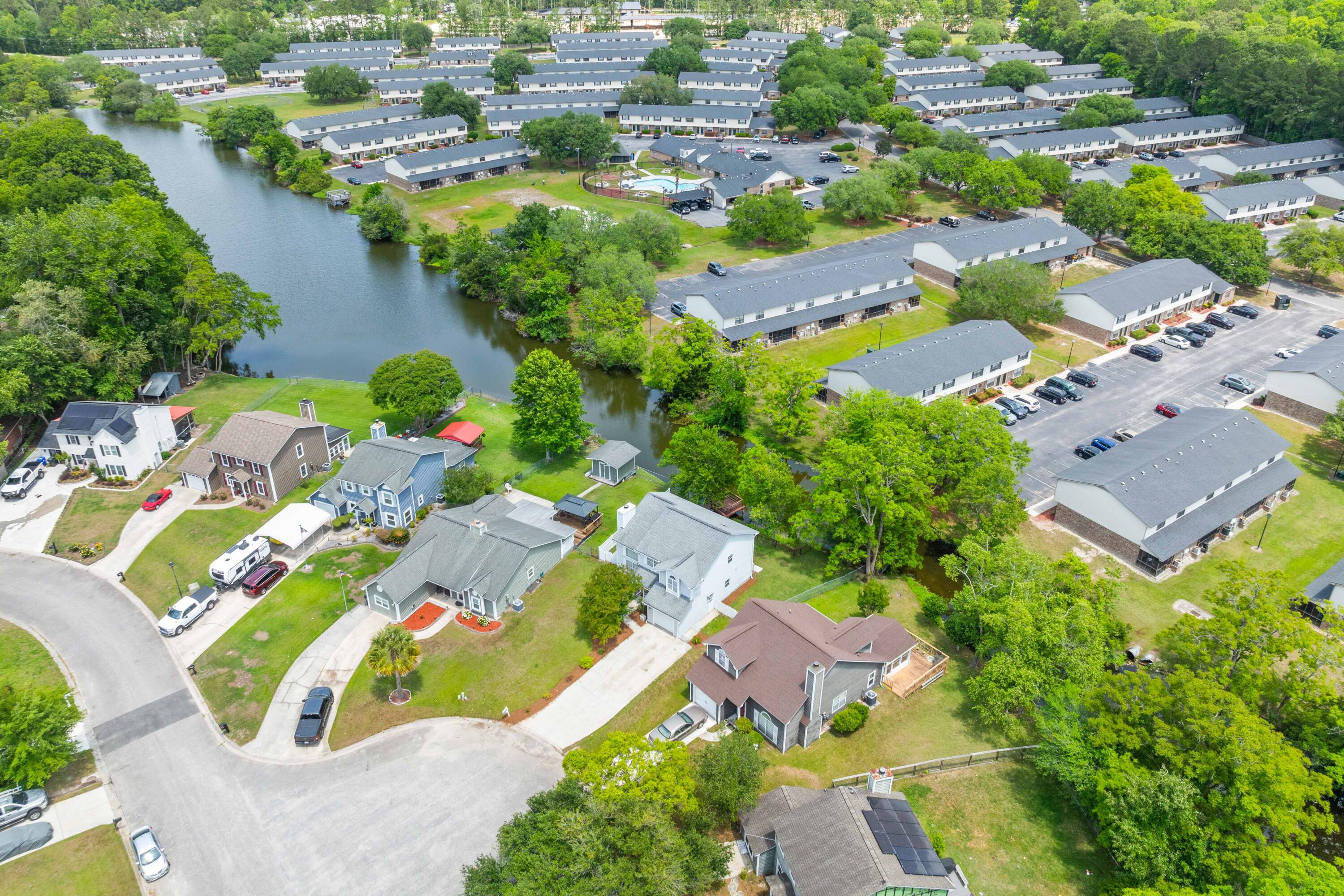 828 Williamsburg Lane