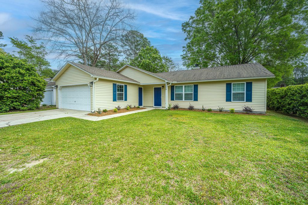 Photo of 129 Mohican Circle, Summerville, SC 29483 (MLS # 26009649)