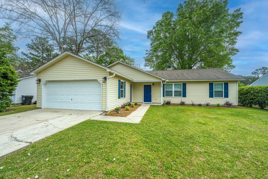 Photo of 129 Mohican Circle, Summerville, SC 29483 (MLS # 26009649)